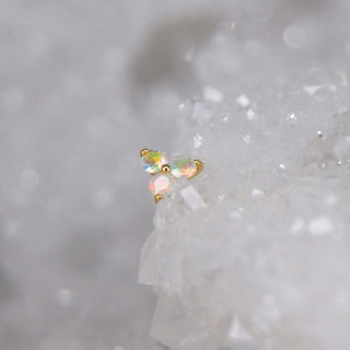 anatometal yellow gold 18k 18 karat opal trinity trip triple cluster faceted cut opal white reflective rainbow threadless push fit attachment