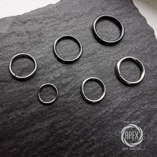 Apex piercing Black Niobium Seam Ring